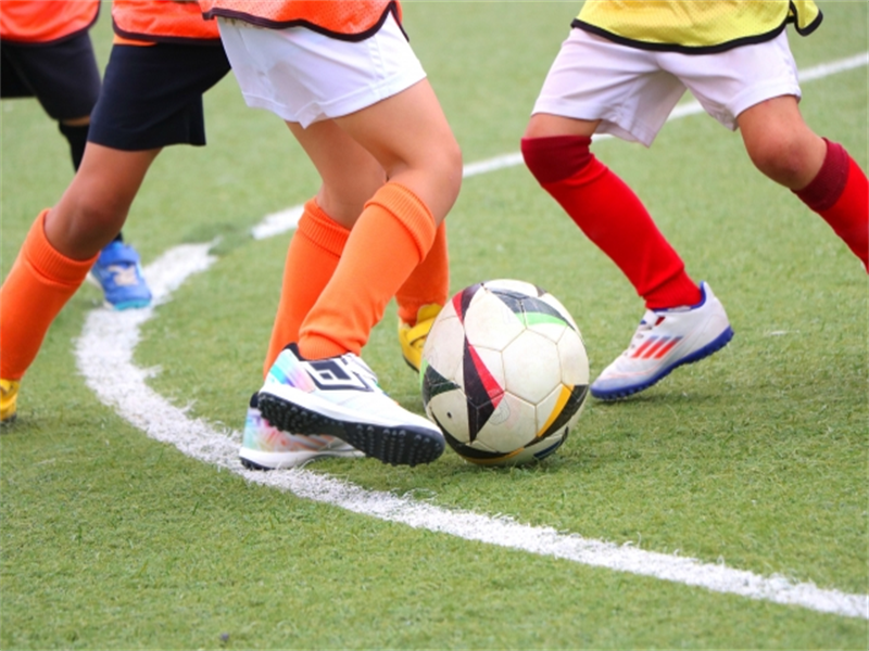 サッカースクールで練習する小学生の足元