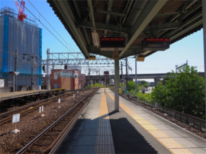 小学生の電車通学をイメージした駅ホームの風景