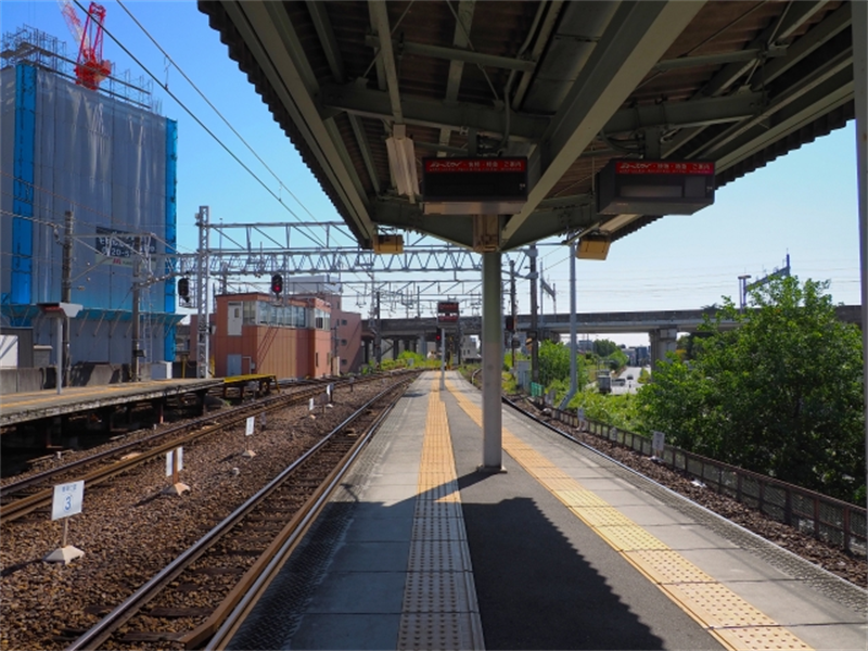 小学生の電車通学をイメージした駅ホームの風景