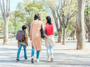 共働き家庭の子どもの送迎と登校の様子（ランドセル姿）