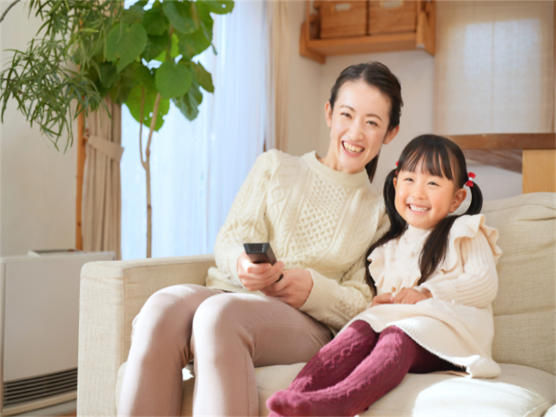 親子で英語DVDを見ながら楽しそうに過ごす様子