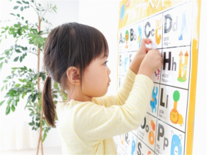 アルファベットカードを見る女の子