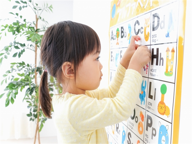 アルファベットカードを見る女の子