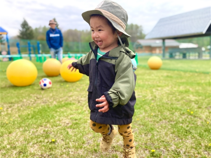 ボール遊びを楽しむ男の子