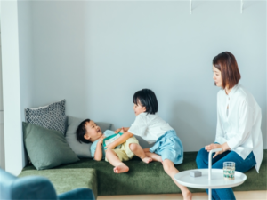 子どもを見守る親の様子