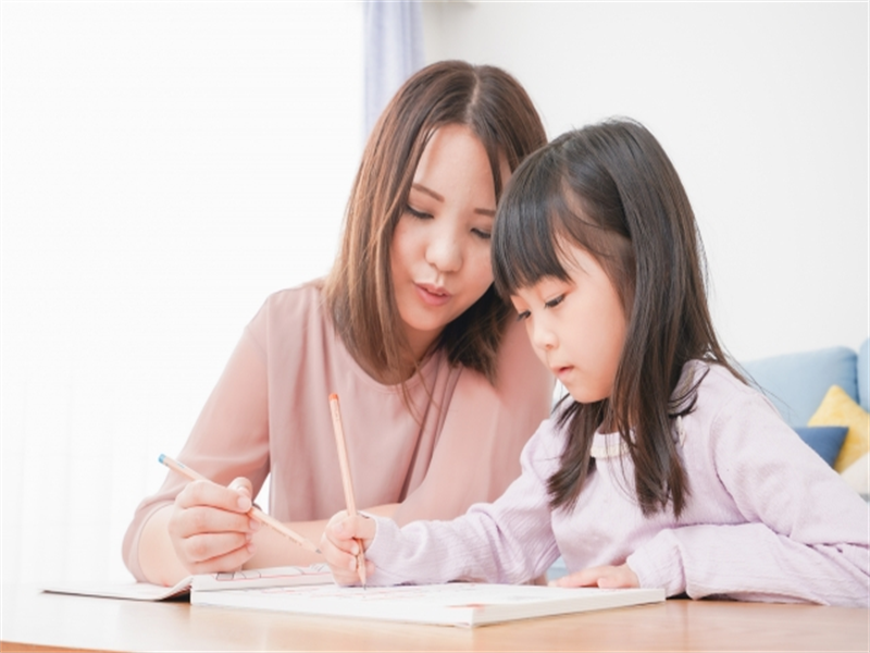 一緒に勉強する親子