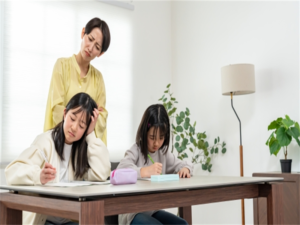 勉強が嫌な子供と見守る母親