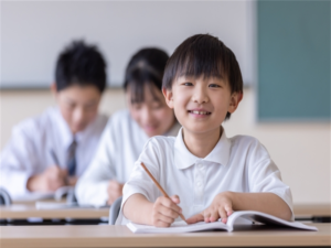 教室で笑顔の男の子