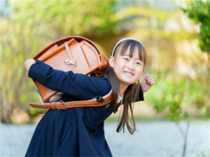 IB小学校への入学をイメージするランドセル姿の女の子