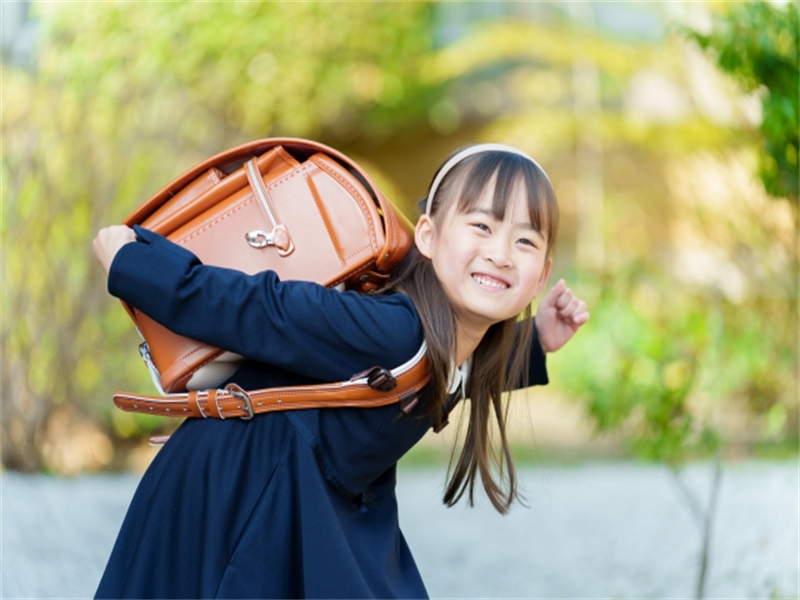 IB小学校への入学をイメージするランドセル姿の女の子