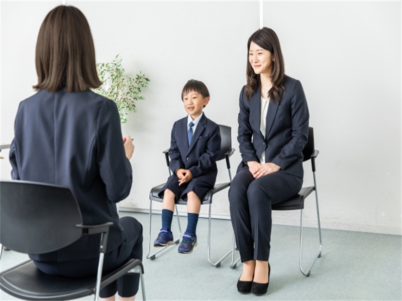 親子面接を受ける小学生と保護者