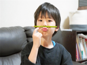 鉛筆で遊ぶ男の子