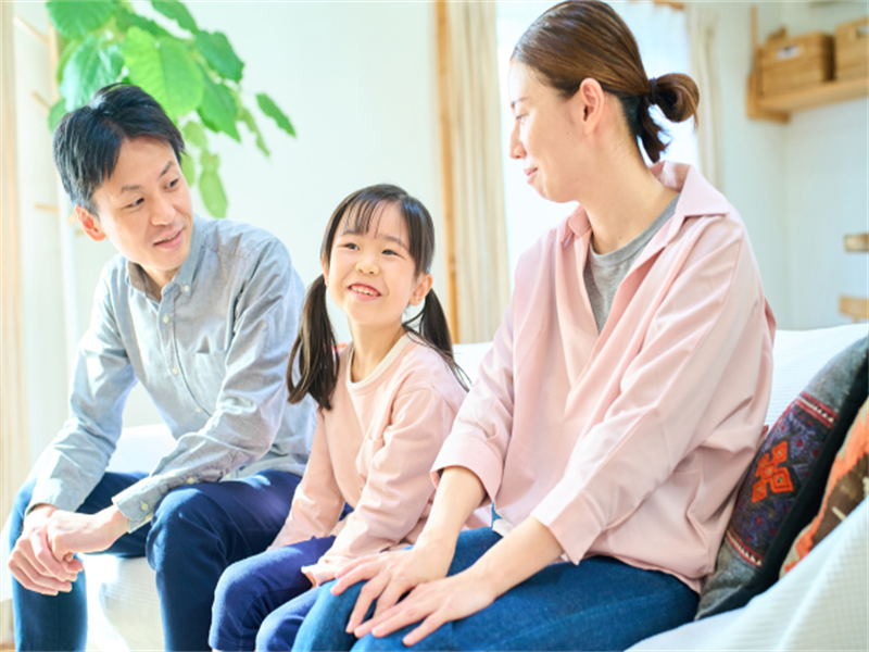 家で話す親子